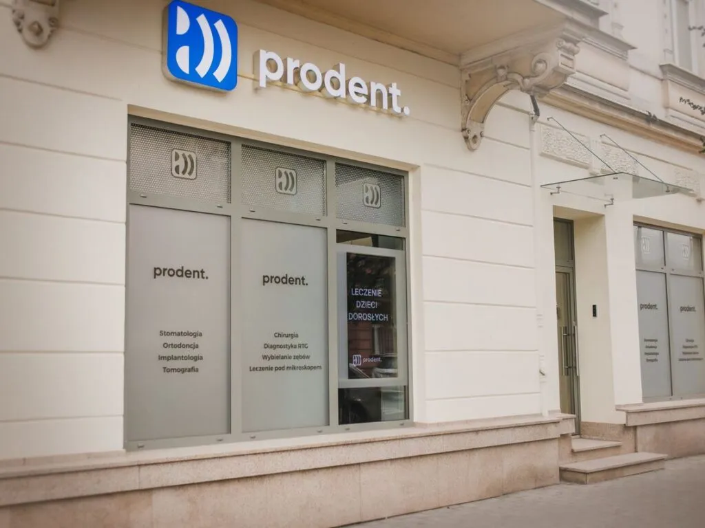 Wejście do ProDent przy ulicy Prudnickiej w Nysie