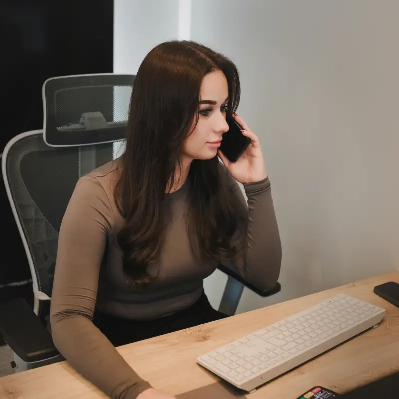 Pracowniczka recepcji ProDent podczas rozmowy telefonicznej