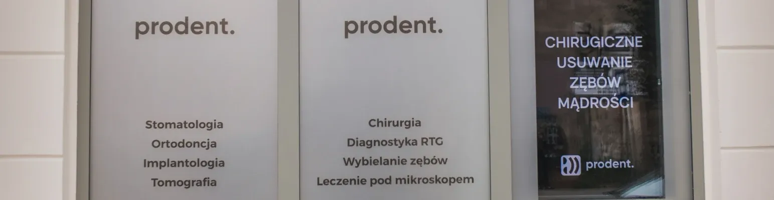 Witryny kliniki ProDent z logo i informacjami o usługach